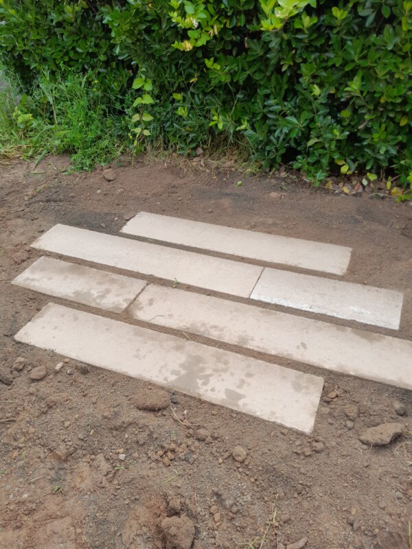 Bordure béton utilisé comme pavage pour cheminement piéton